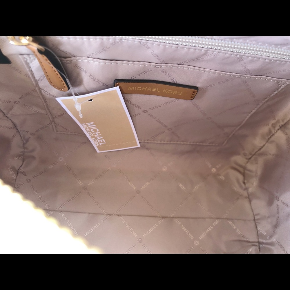 Gaby’sBags👜💕-Michael Kors SM Satchel Vanilla MK - Picture 6 of 8